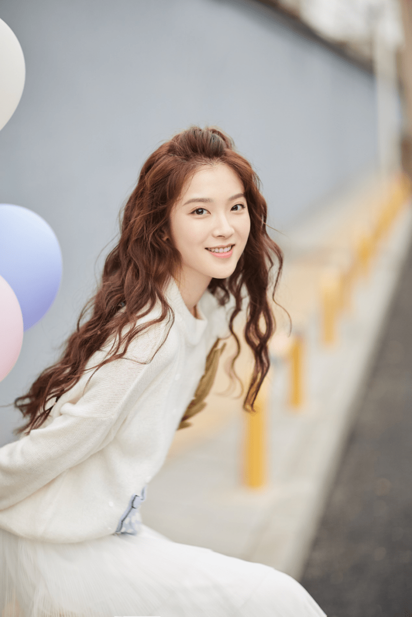 《风声》中饰演了伪总队机要室译电员赵晓曼,以及网剧《澳门往事》中