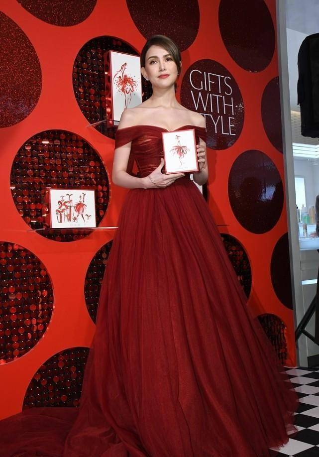 昆凌穿红色好成熟一字肩纱裙配低丸子头有妈妈的感觉了