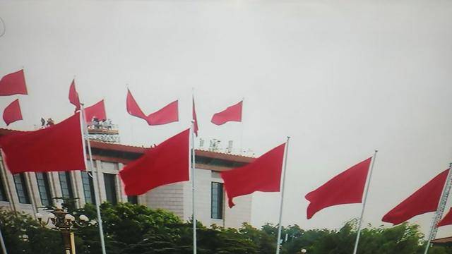 五星红旗迎风飘扬