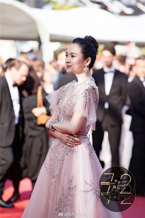章子怡亮相戛纳电影节闭幕红毯 穿深v纱裙仙气十足_影帝_颁奖礼