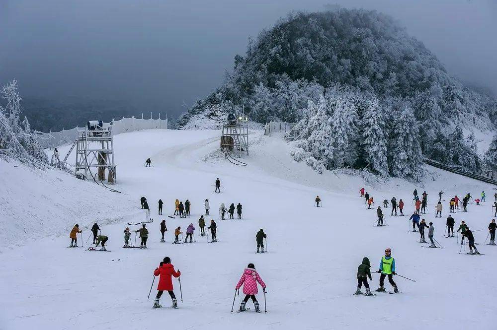 娅豪六盘山滑雪场图片