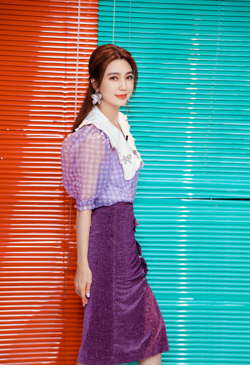 洪欣成功扮嫩紫色泡泡袖上衣配包臀裙甜美俏皮说她49谁信