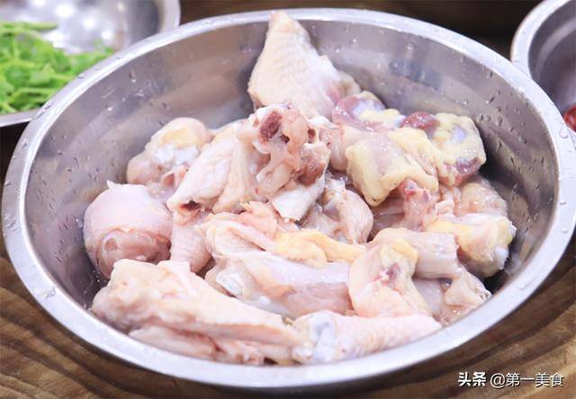 煸炒鸡要不要焯水？厨师长教你这个技巧，鸡块鲜嫩入味，香气十足