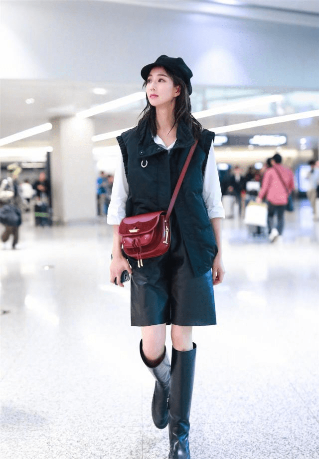 张钧甯走机场穿马甲配短裤,双腿细得塞不满靴筒,38岁这身材优秀_造型