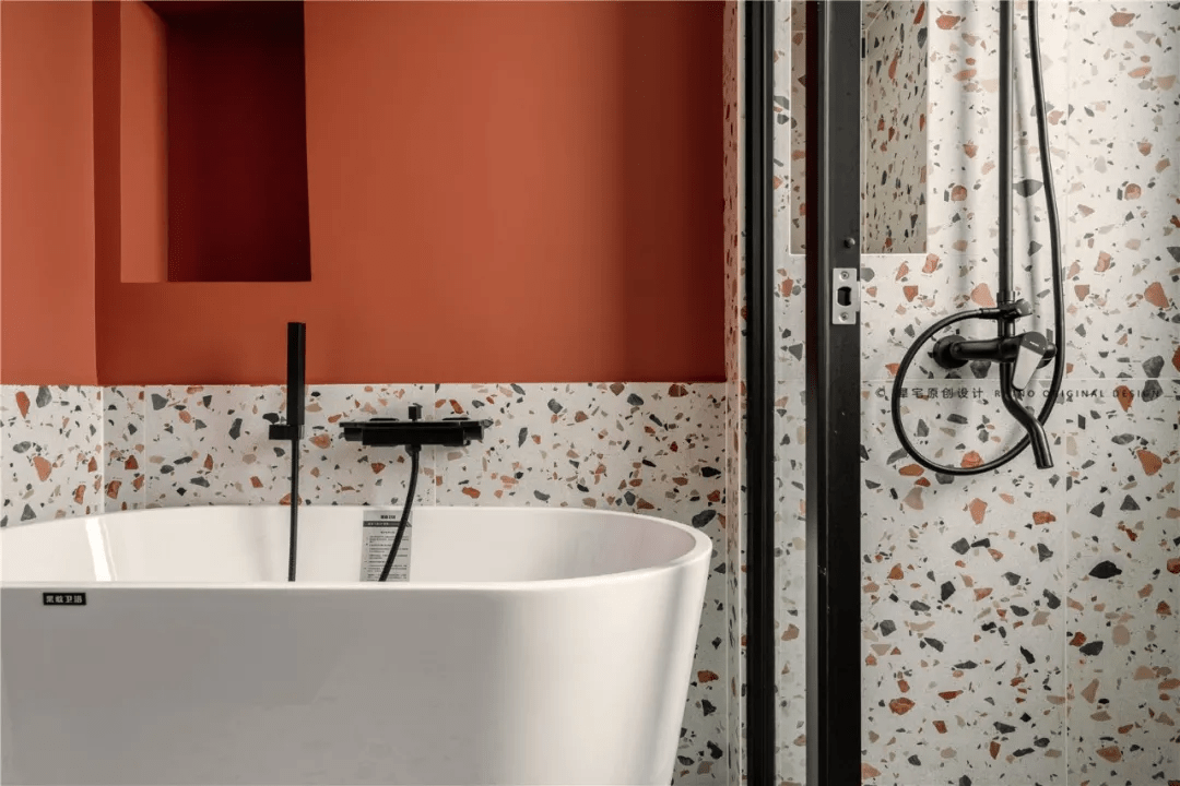 卫生间分色处理,朱砂红防水漆和三色水磨石砖的拼贴,让复古韵味油然而