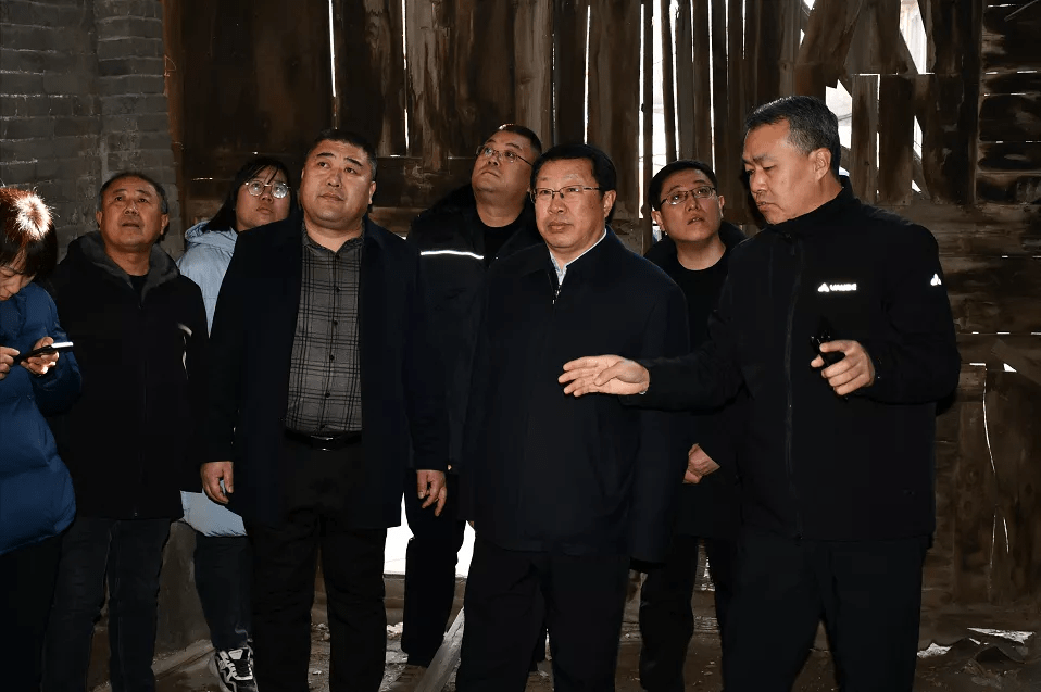 12月20日上午,市人大常委会副主任,县委书记王剑峰赴东湖西岸就清源