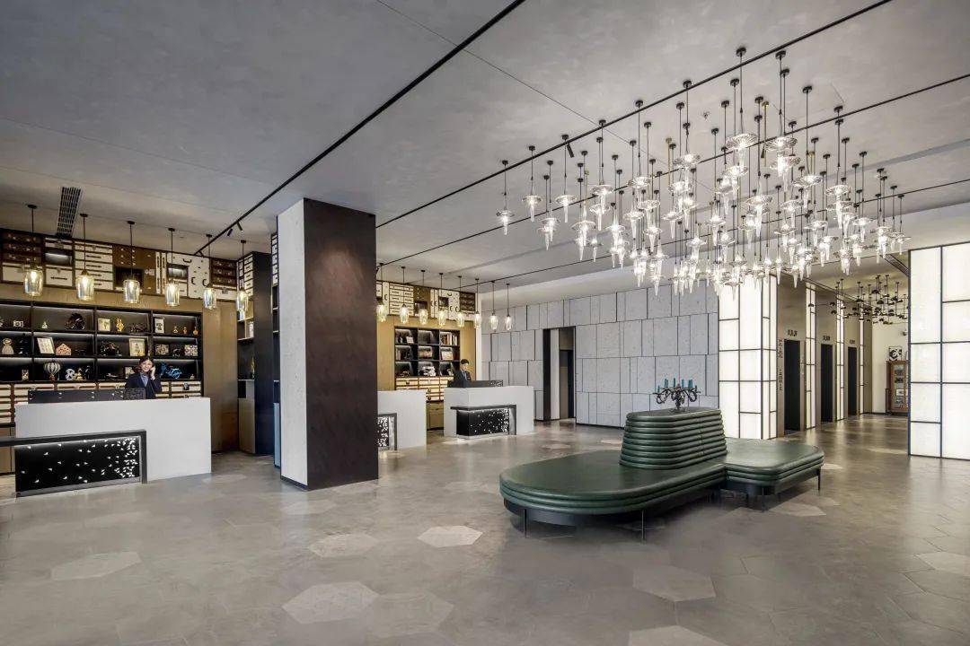 极具工业风的设计,酒店在很多处细节设置了冰壶,桌球等美式工业元素.