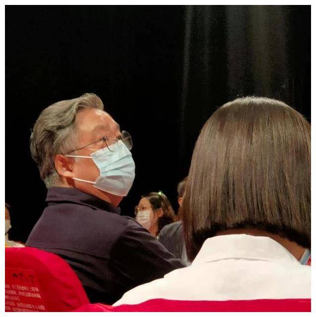 果然,"言辞犀利"的他关注到肖战,这一次的评价很不一样_程辉_话剧