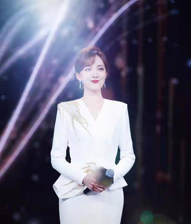 安徽台一姐余声晒美照端庄大气秀蛮腰为主持国剧盛典订制礼服