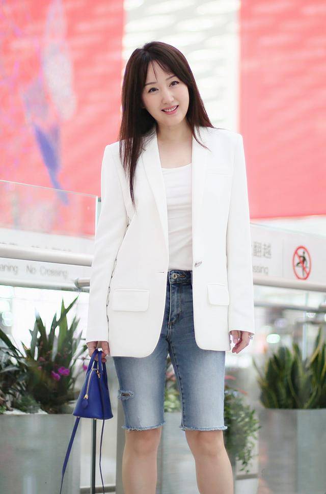 杨钰莹对自己真狠这么紧的短裤也要硬穿露出的腿让人一言难尽