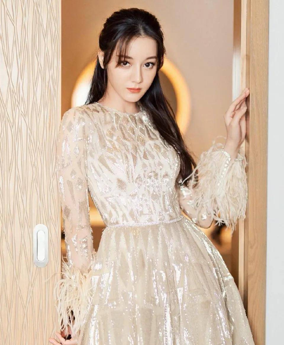 迪丽热巴羽毛裙宛如孔雀起舞灵动优雅哦