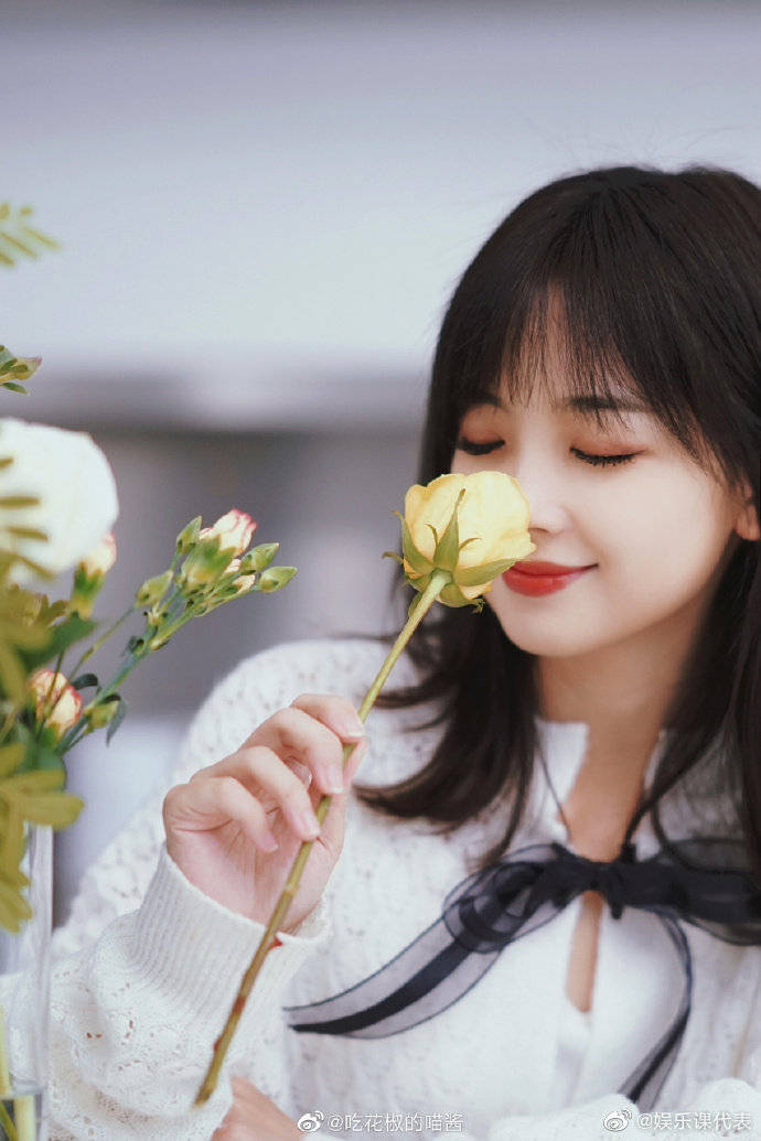 14日晚,王冰冰@吃花椒的喵酱 晒胶片感近照