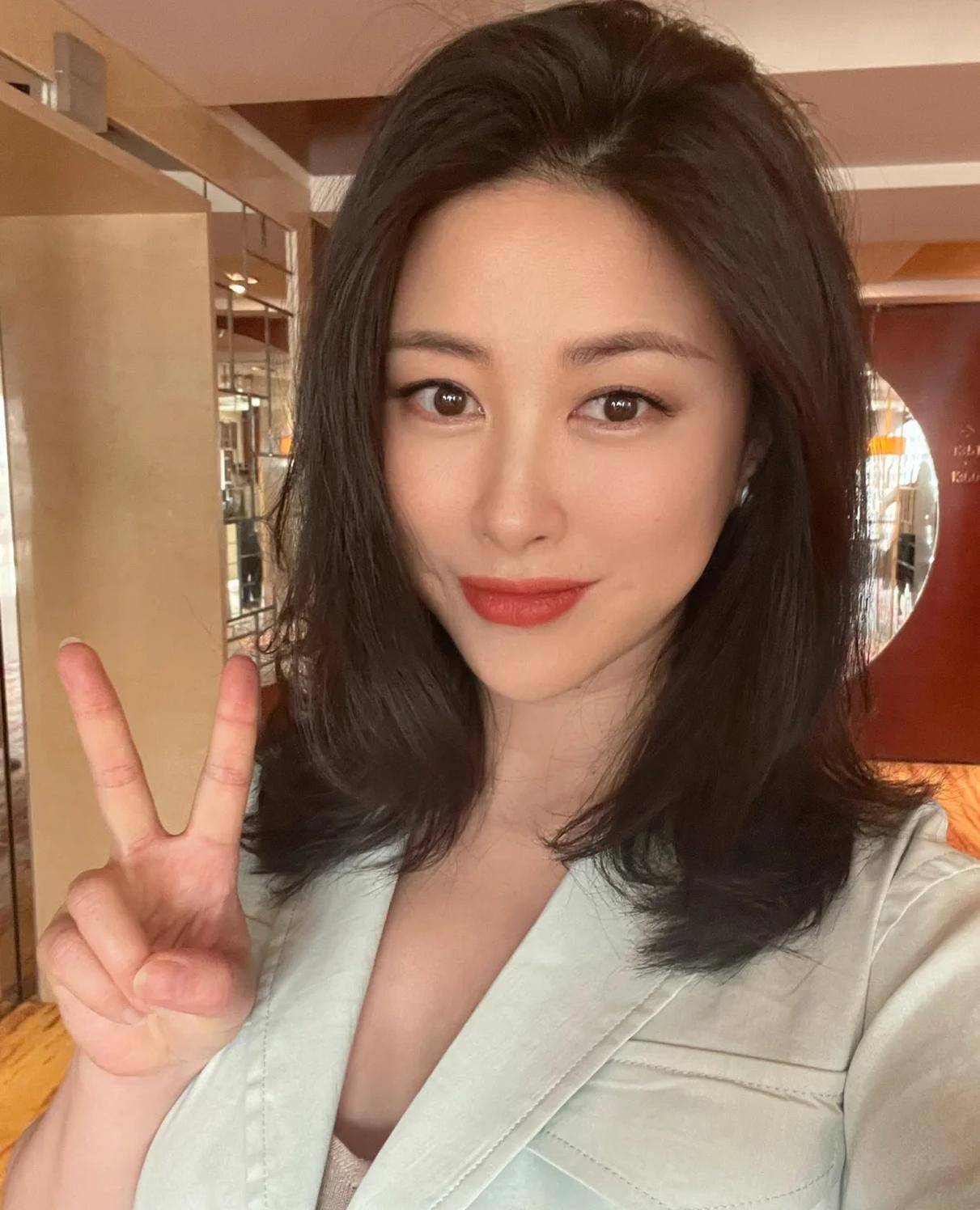 朱珠怀孕6月工作忙不停化浓妆比剪刀手对镜甜笑