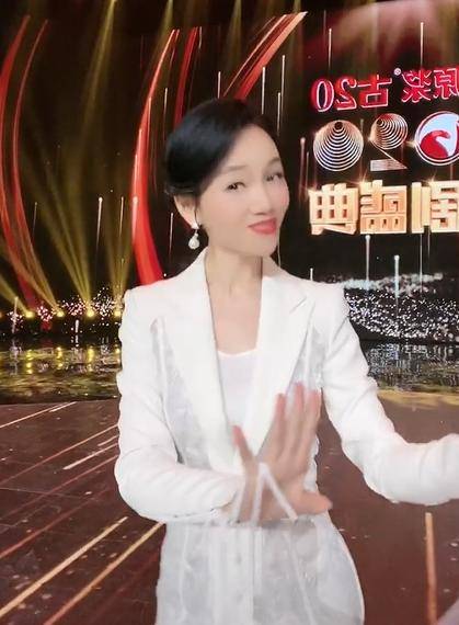 安徽台一姐周群跳舞太嗨47岁身姿曼妙长腿吸睛生三娃没变样