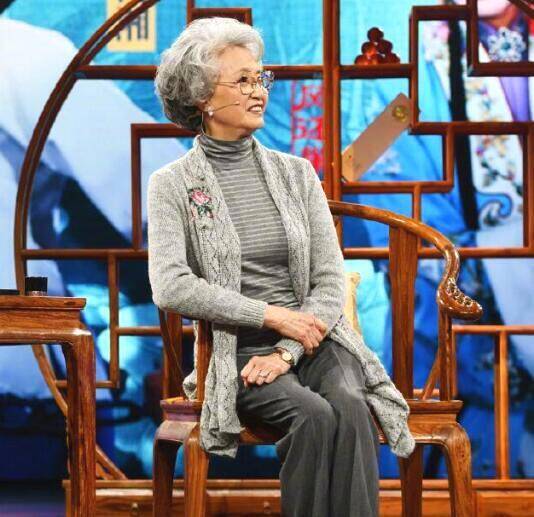 76岁的"白骨精"仍然身姿挺拔_杨春霞_身材_女妖