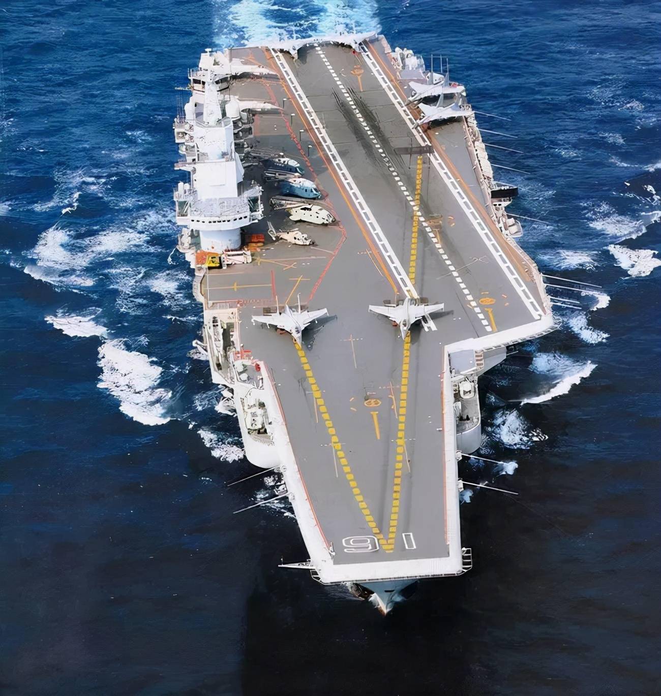 御用摄影师跟拍辽宁舰航母甲板布满战机还拍到歼15起飞瞬间