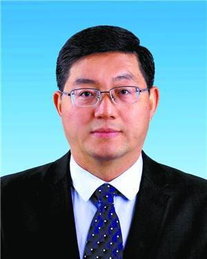 法学硕士,中共党员,现任雅安市委常委,组织部部长,市直机关工委书记