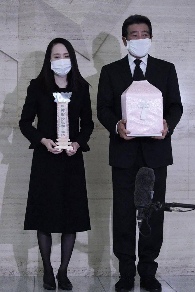 中国参加葬礼女士着装图片