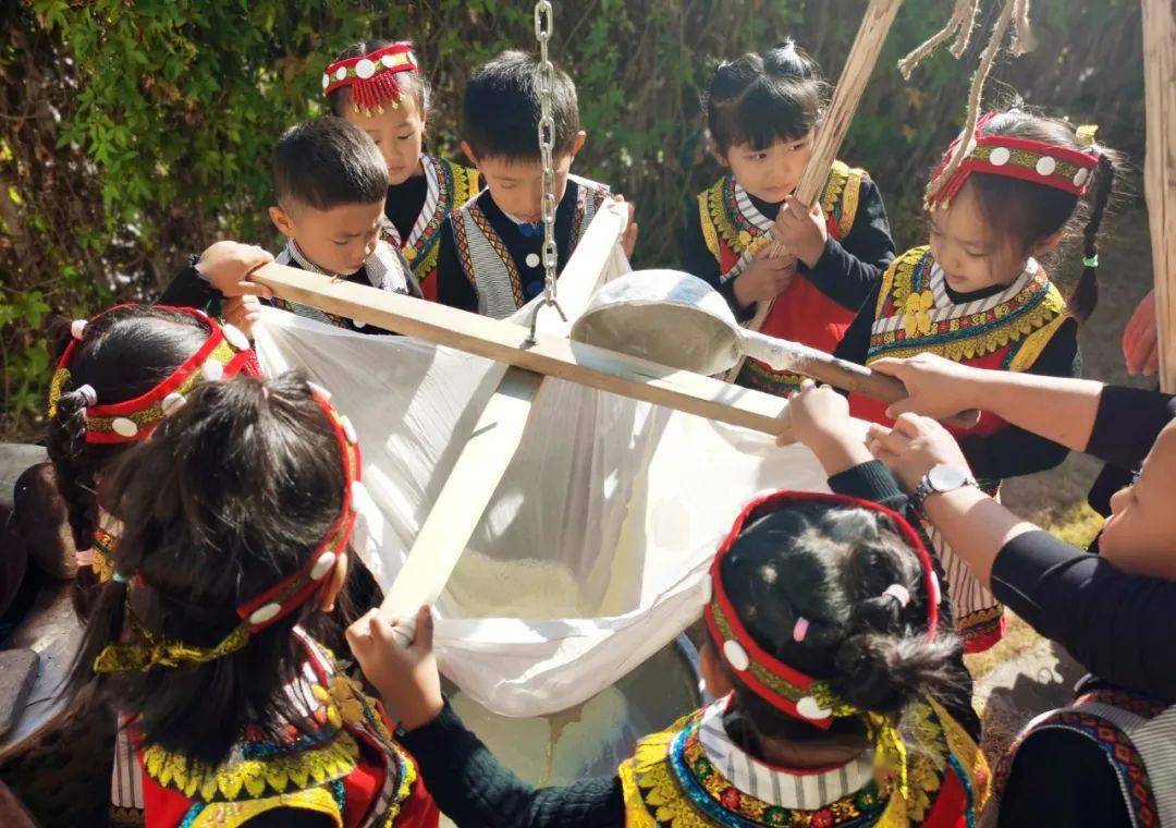 品尝各种美食打造美食街用自己双手制作传统美食舂耙耙,做豆腐,灌香肠