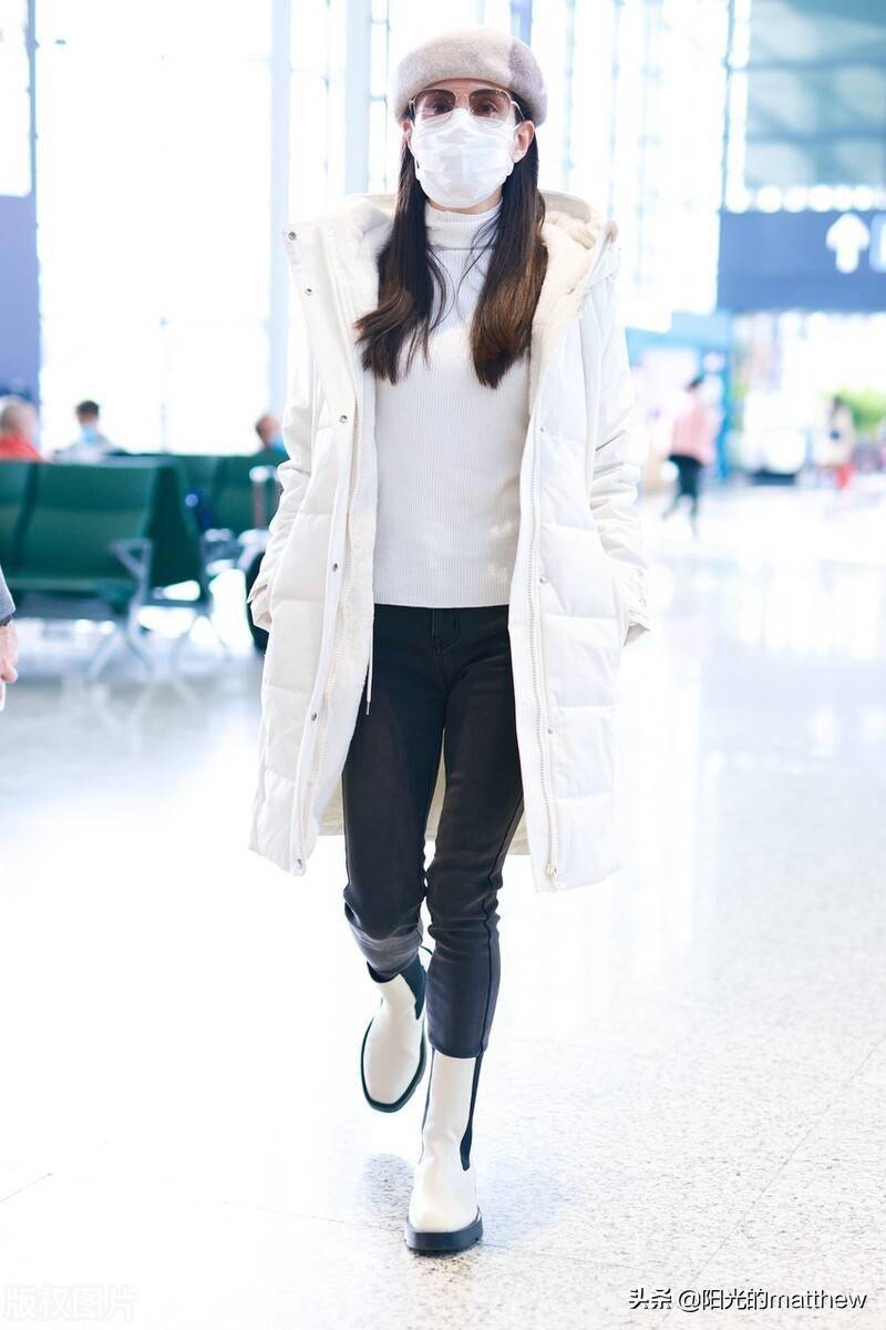 街拍李若彤白色羽绒服白色高领打底衫白色烟筒靴温暖舒适