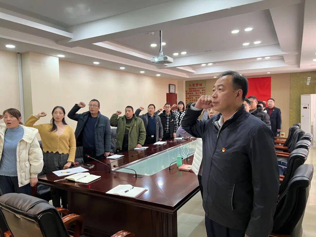 首先纪检委员袁娅楠宣读《关于元旦,春节期间就地过节,过年的倡议》