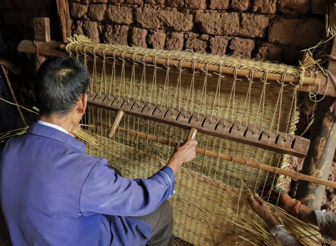 打草席的过程中环环相扣(普学文 摄)"用蒲草打的草席通气,吸湿,清凉