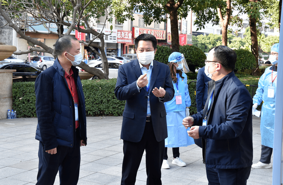 沙田镇党委书记贾贵斌来到西太隆村委会等核酸采样点,通过实地检查