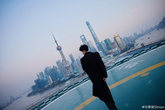 龚俊冬日西装氛围感大片,林深就是沉睡花园高质量人形拐杖_上线_事情