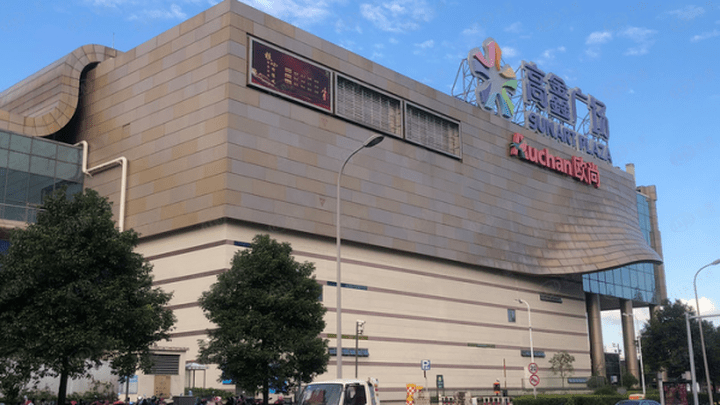 大安风华自带商业,北接万达商圈,南邻天一广场,和高鑫广场仅隔了一条