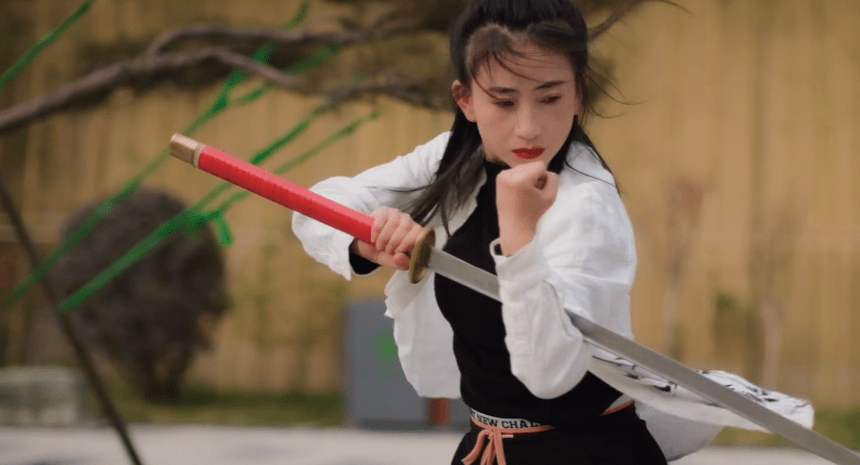 大刀太极拳双截棍耍出新高度白瘦幼学霸美女成新晋功夫女神