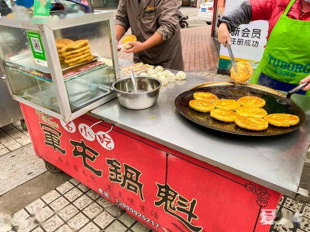摊子是一对老夫妻经营的,他们是成都人,90年就到宜宾来摆摊卖锅盔,从