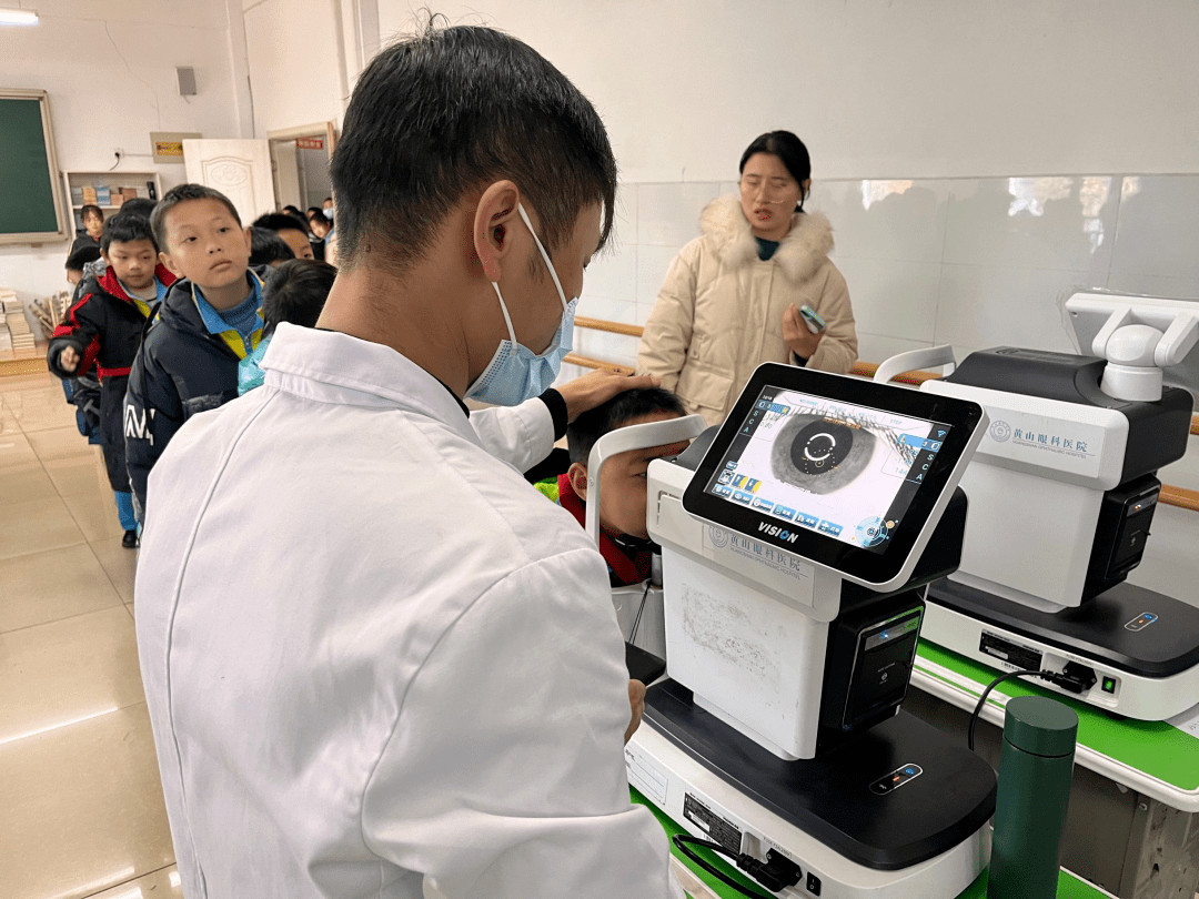 黄山新教育学校开展全校学生视力检测工作