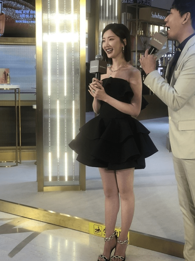 就算生图下毛晓彤也很美皮肤不粗糙身材也好穿黑裙有女人味