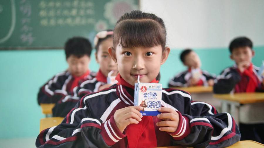 推广实施覆盖全国学生营养干预专项计划——国家"学生饮用奶计划"