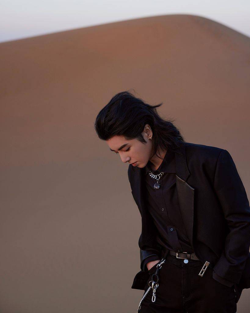 长发|华晨宇登陆火星主题大片神秘氛围拉满 背头长发尽显不羁气场