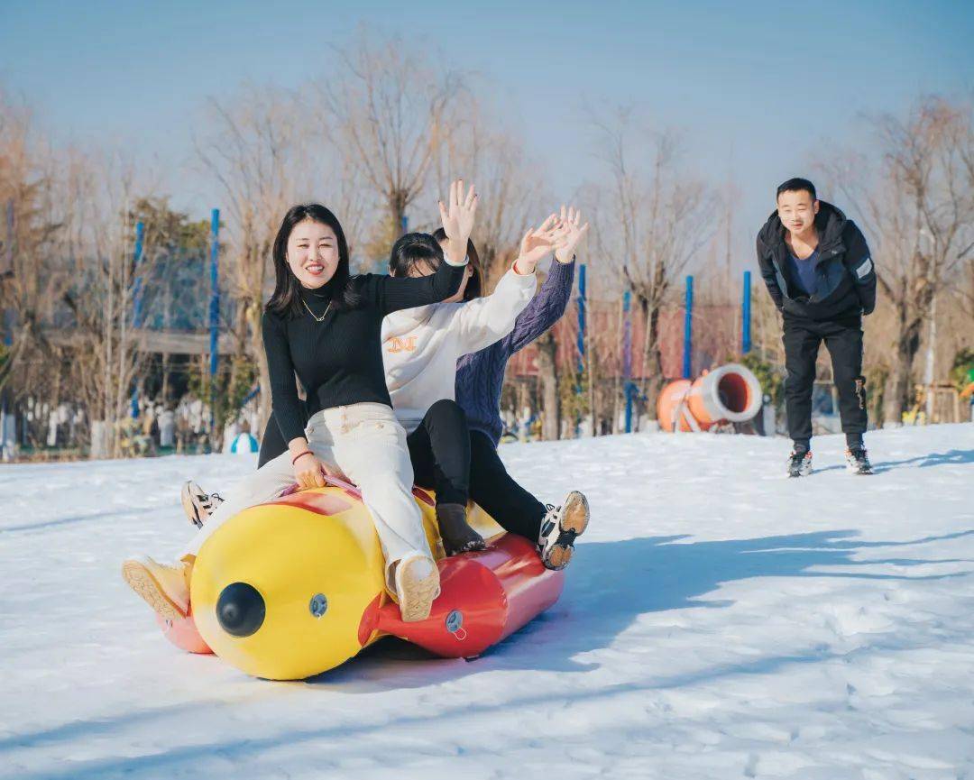 青岛翠林云庄乡村乐园打造了冰雪嘉年华活动,赏雪,戏雪,滑雪……唯美