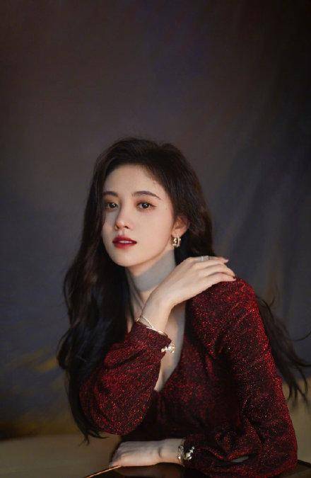 鞠婧祎太美艳了穿v领红色短裙优雅高级不愧是三千年美女