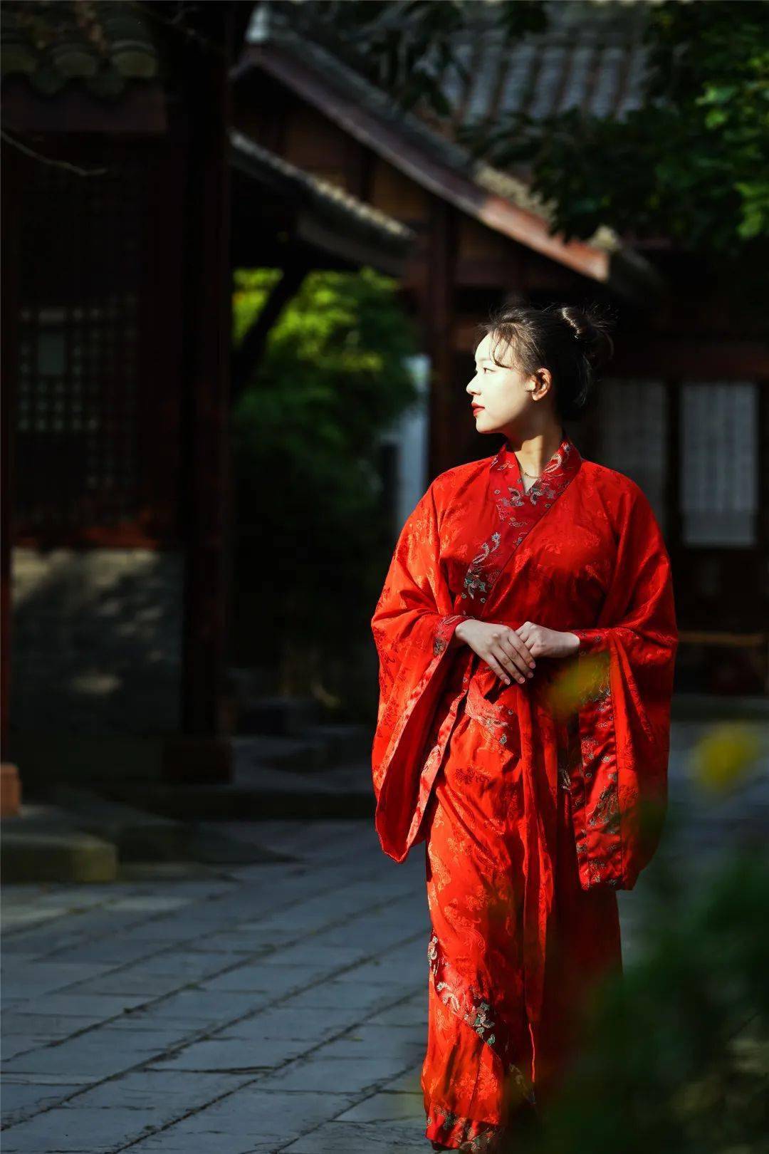 心旅禅行丨暖阳相伴寻觅禅意中的一抹红