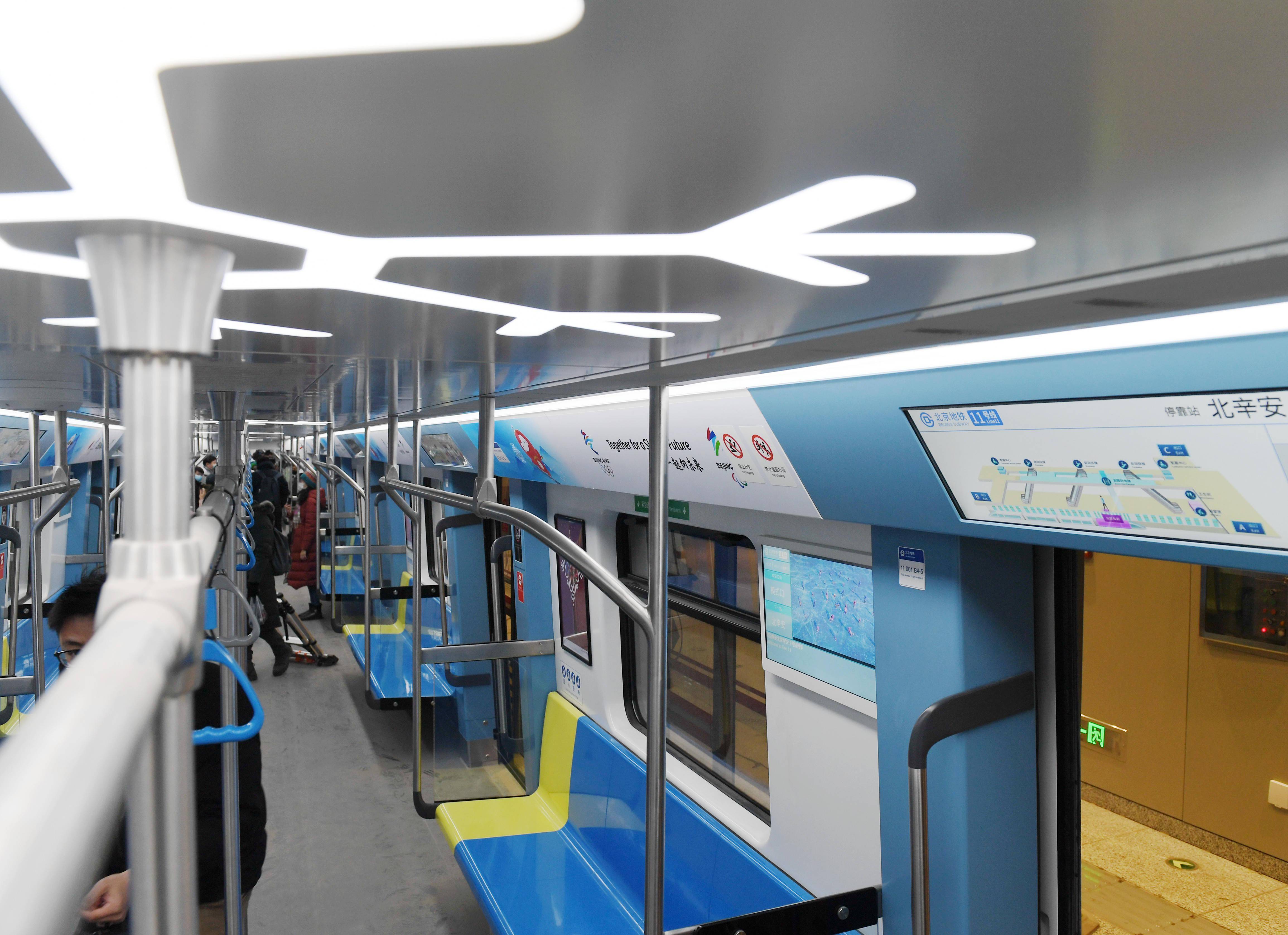 月24日这是12月23日拍摄的北京地铁11号线西段(冬奥支线)列车车厢内部