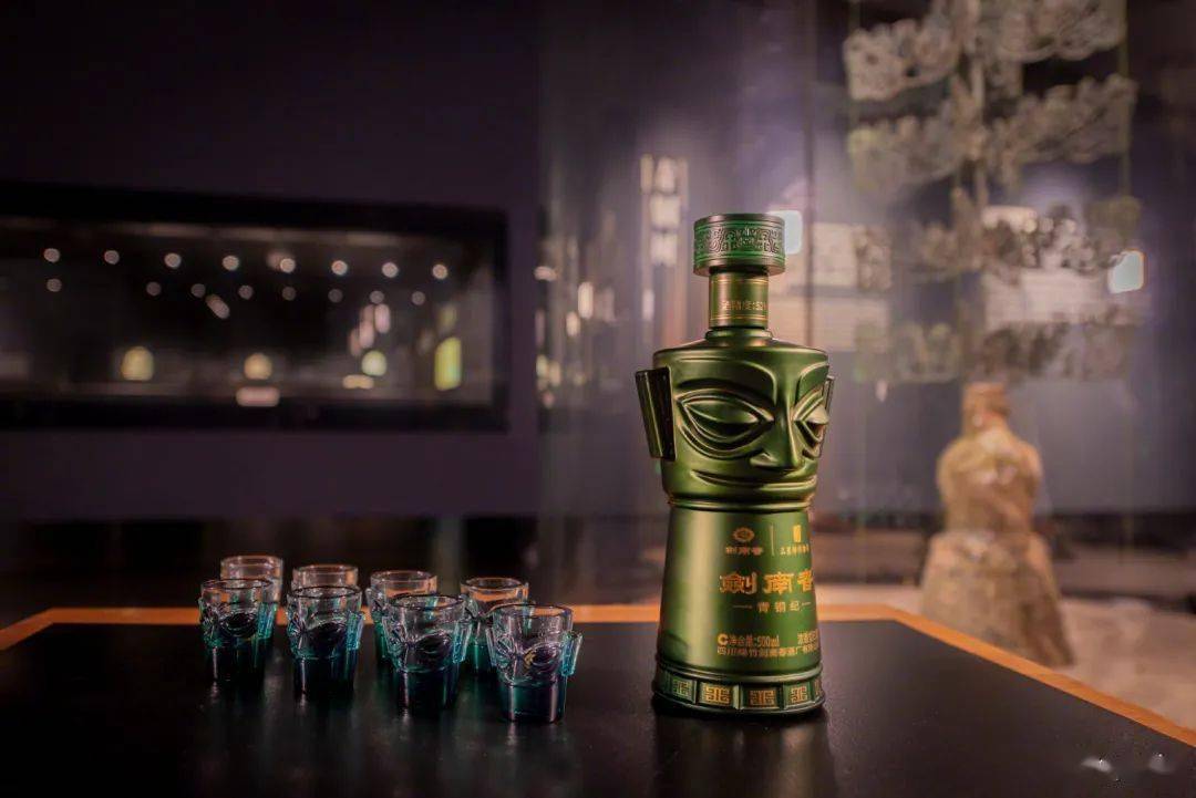 上新了剑南春联名三星堆青铜面具的酒瓶包装好霸气