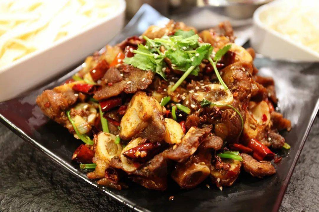 连筋带肉带骨头一起爆炒,吃起来干香爽辣!