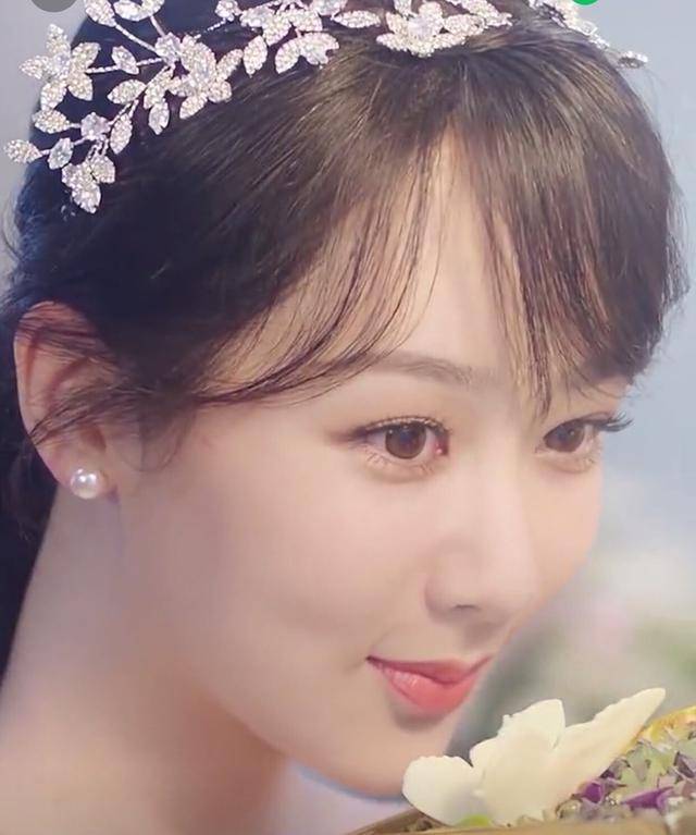 杨紫的耳环造型是夏季搭配的好榜样v领配流苏似仙女
