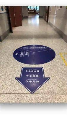 统一卒中中心标识标牌,在医院主要出入口及人流集中处设立指引标识