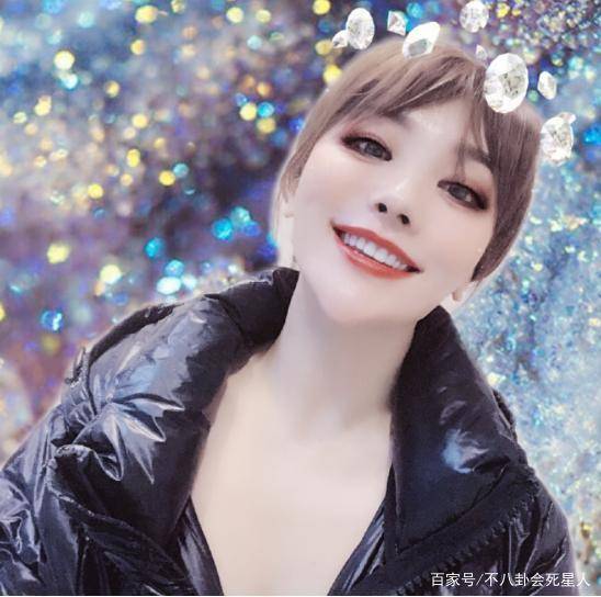 沈腾姐姐的蛇精脸太夸张,46岁仍在扮少女,还叫沈腾叔叔_沈娜_微博