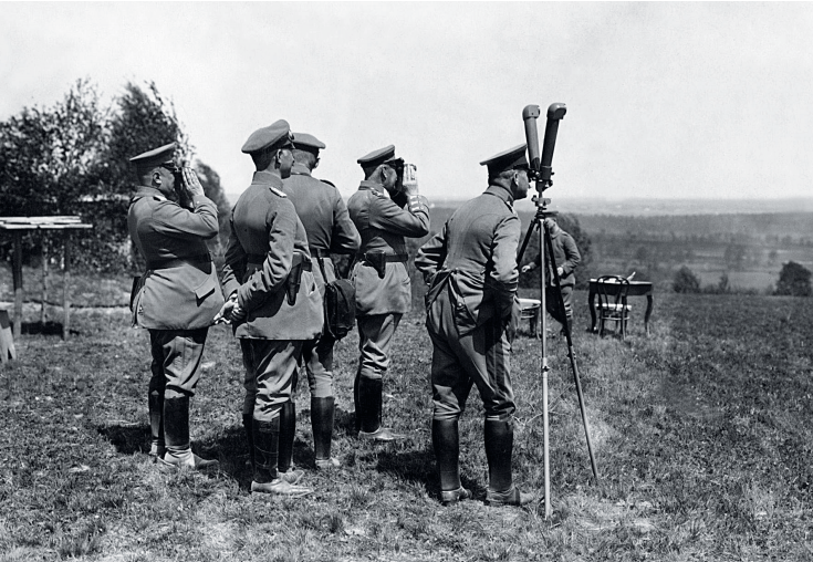 正在用剪刀式望远镜观察斯特里杰(加利西亚)附近的战斗