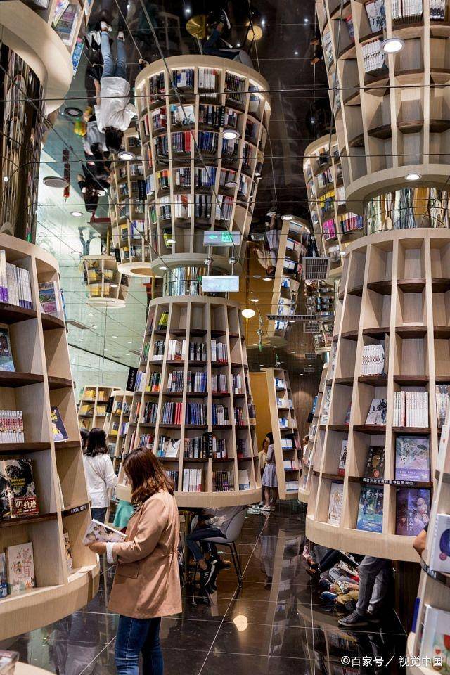 重庆网红书店开启长龙模式拍照打卡成为读者主流