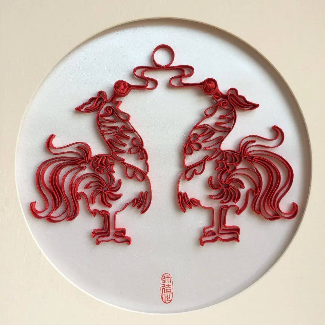 盘扣画定制刘惠萍,天津人,曾在北京为国外使节夫人们设计制作旗袍,在