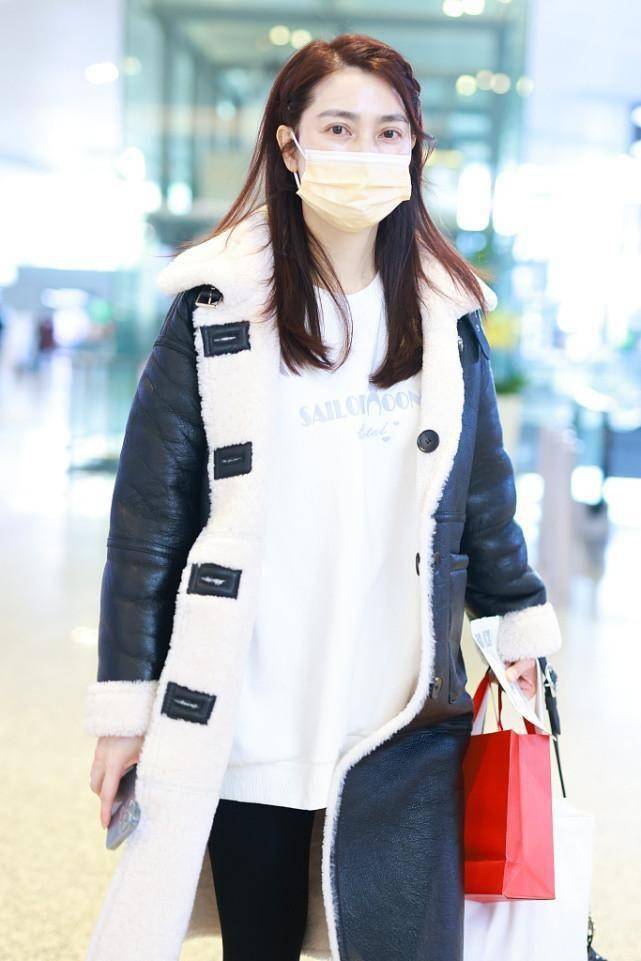 洪欣穿衣挺注重减龄的白色毛大衣配卫衣穿得比女儿还洋气