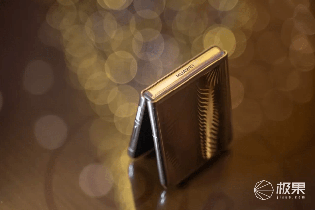 华为 P50 Pocket：上手惊艳！万元内最小、最强悍的折叠屏手机