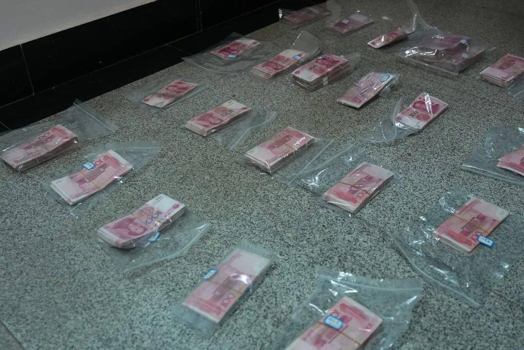 21人深夜聚众推筒子被警方一锅端查获赌资15万